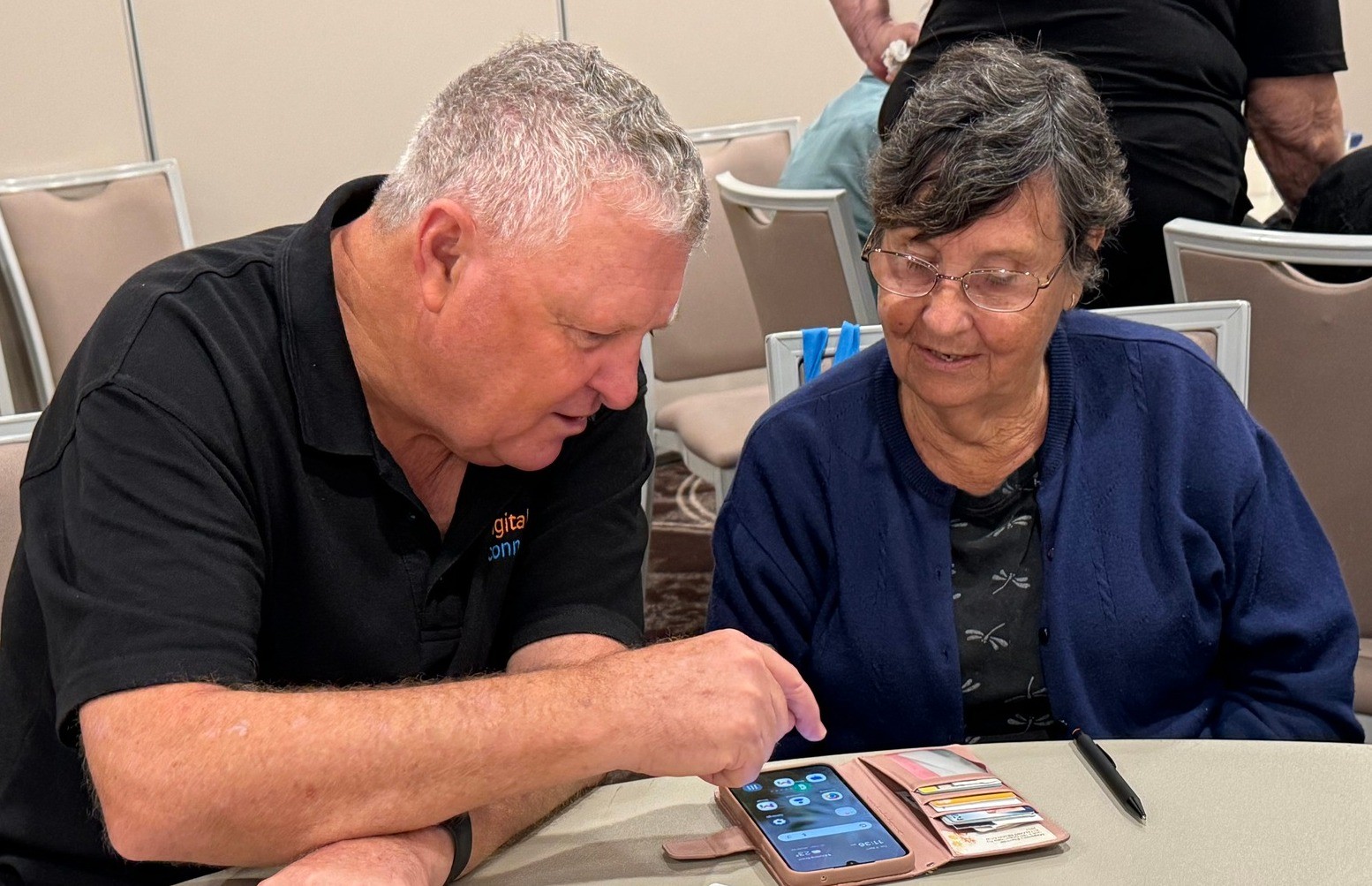 Digital Mentor helping a lady with her smartphone